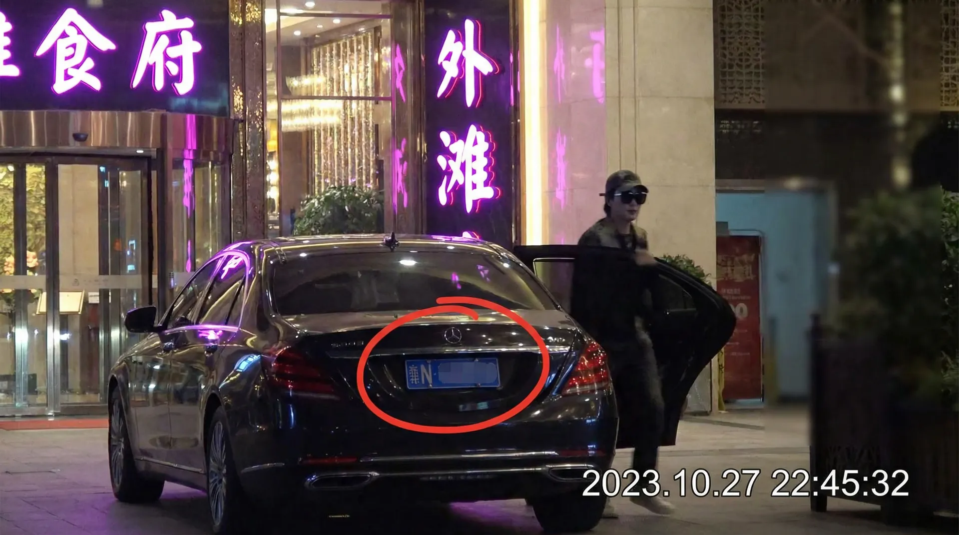 吃瓜黑料-吃瓜黑料官网|网络热门事件|独家爆料|黑料网曝 - 豪车餐厅外被拍